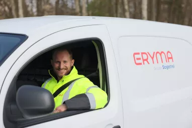 Technicien Eryma dans sa voiture d'intervention