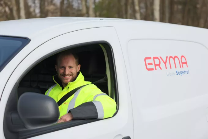 Technicien Eryma dans sa voiture d'intervention