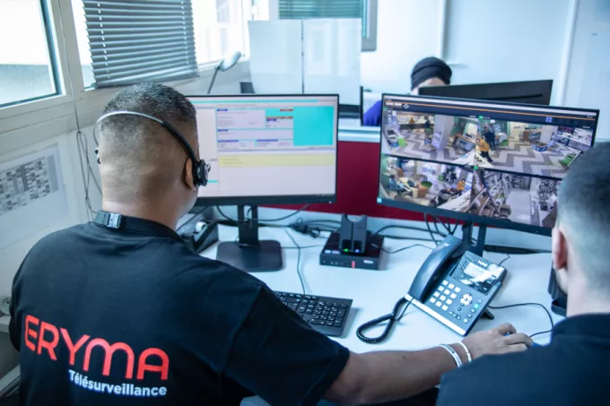 Deux agents de Eryma Télésurveillance 