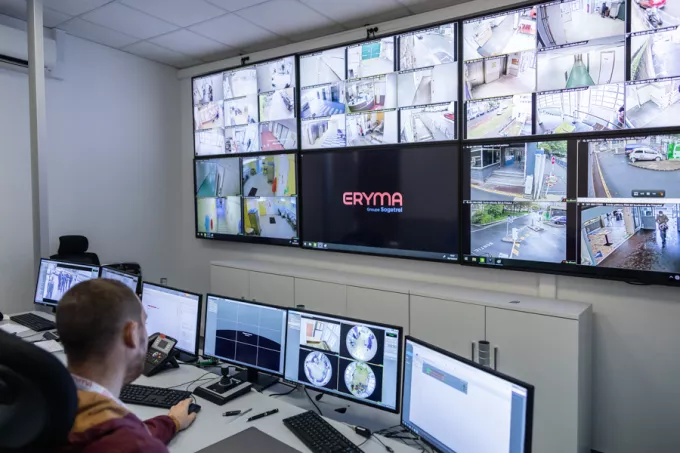 Un agent Erymatélésurveillance devant les écrans de vidéosurveillance