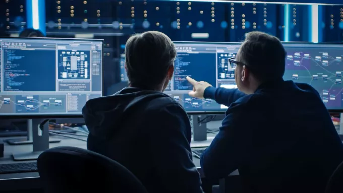 Opérateurs analysant le système d'hypervision