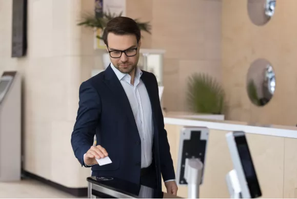 Collaborateur scannant son badge pour entrer dans le bâtiment